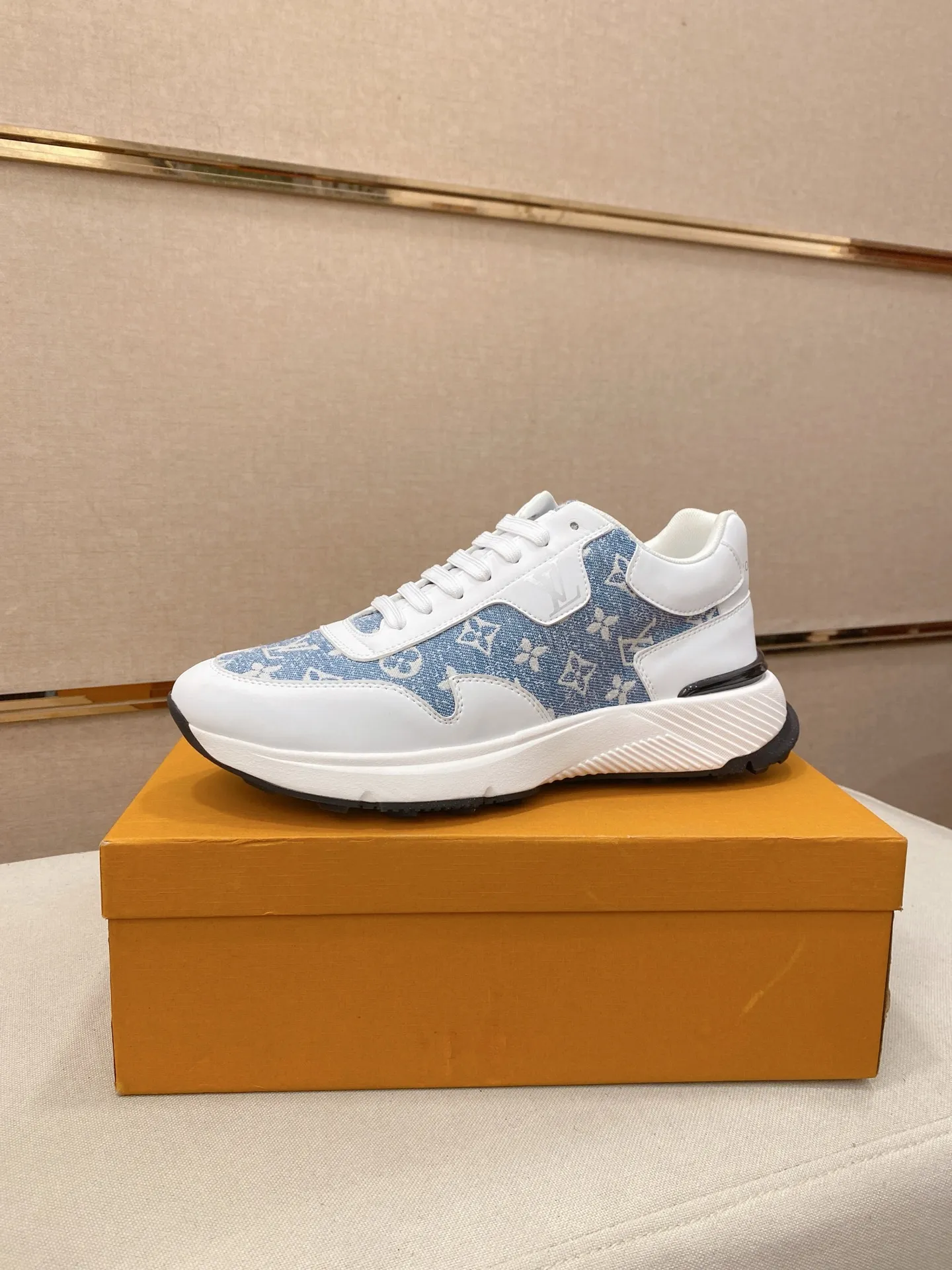 Men's shoes💰 462💰louis vuitton (Louis Vuitton/lv)🔍🔍The new counters are on sale at the same time. The uppers are imported from Italy. ⃣️Re-engraved🇮🇹💪💪, ⚠Sole: The original sole is specially provided by the original factory, the exclusive movable molded sole is super comfortable, ⚠Original and single goods 🔍high quality, you can enter and leave the counter at will, welcome to compare⚠. Code number: 38-44 (45/customized, non-refundable)
